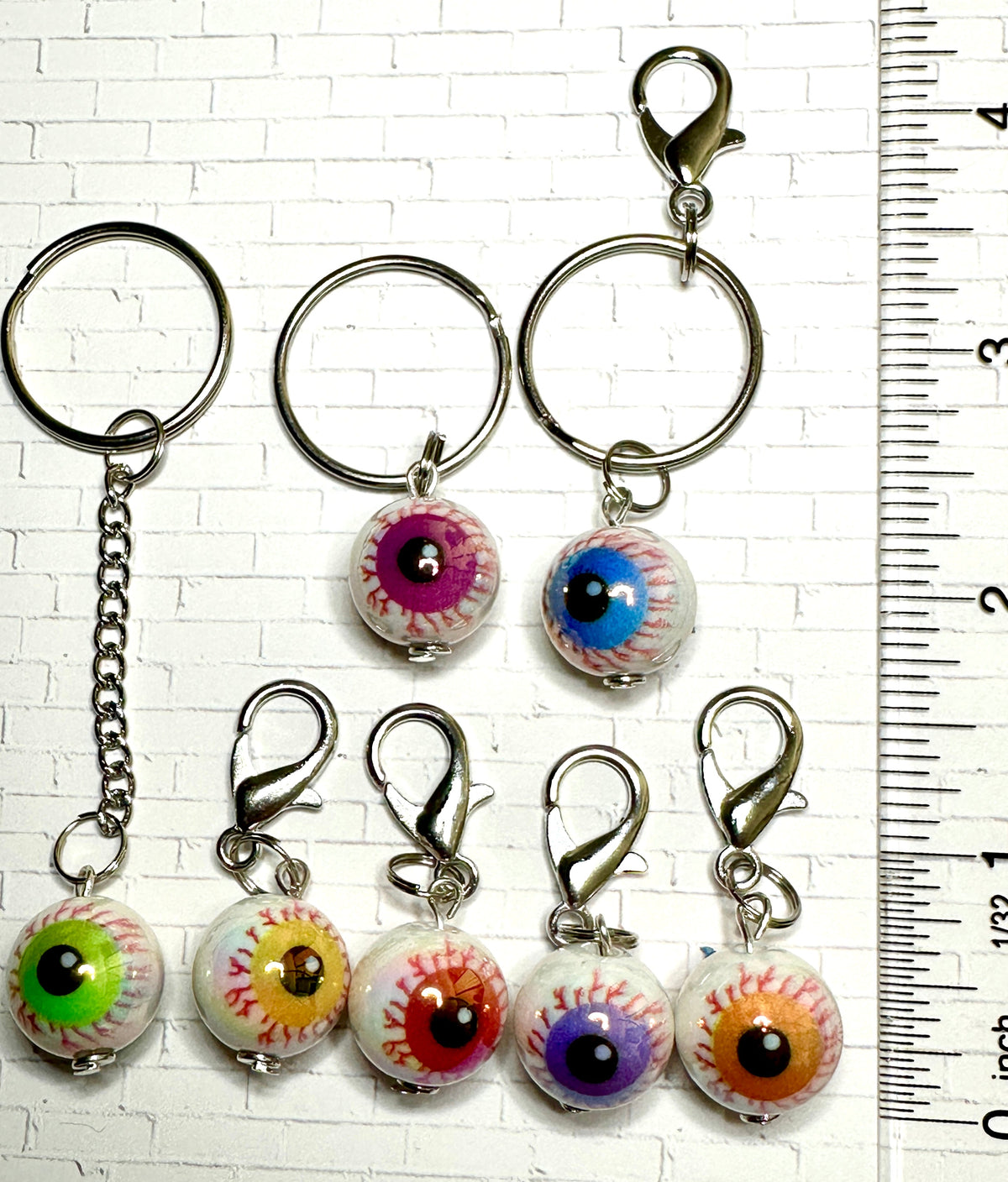 Bloody Eyeball Zipper Pull Keychain – Spooky Bag Charm for Horror Fans, Goths & Halloween