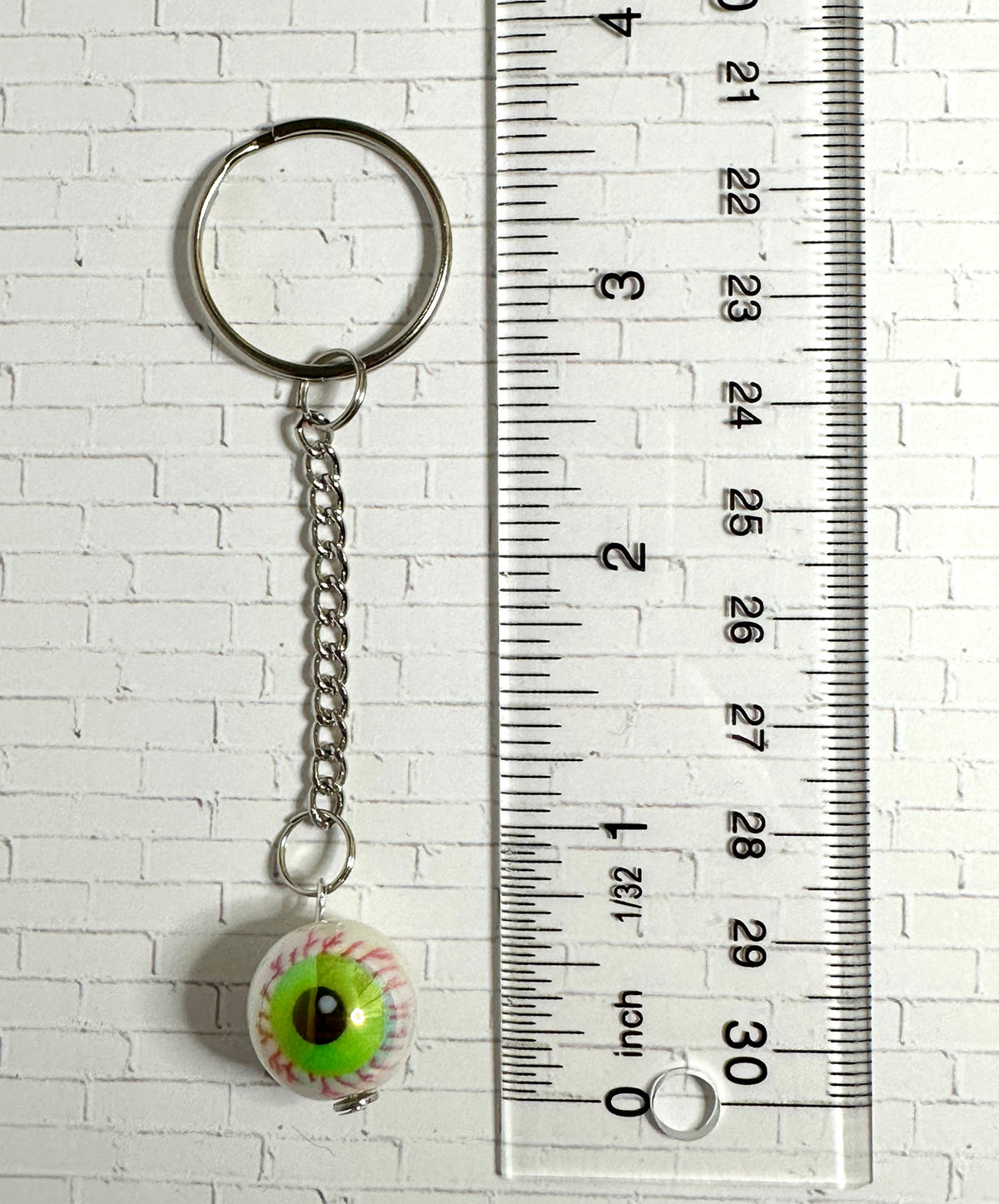 Bloody Eyeball Zipper Pull Keychain – Spooky Bag Charm for Horror Fans, Goths & Halloween