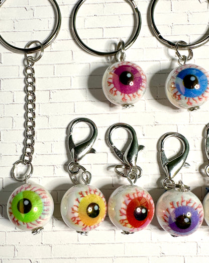 Bloody Eyeball Zipper Pull Keychain – Spooky Bag Charm for Horror Fans, Goths & Halloween