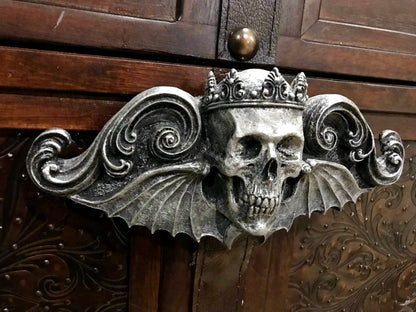 King Moriendi Skull Wall Plaque, Resin | Medieval Gothic Winged Skull Wall Art |  Spooky Crowned Skull Plaque for Gothic Fantasy Home Decor