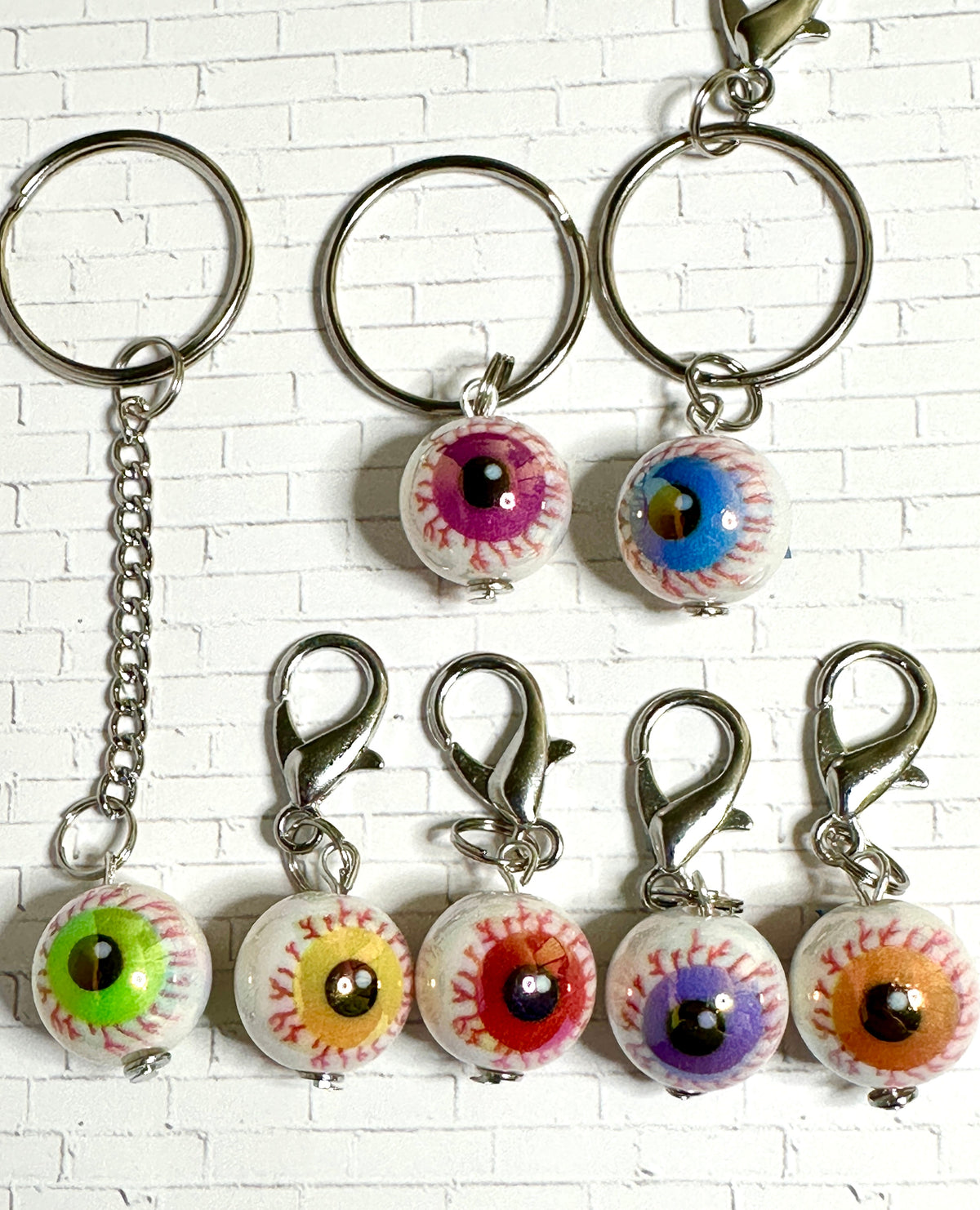 Bloody Eyeball Zipper Pull Keychain – Spooky Bag Charm for Horror Fans, Goths & Halloween