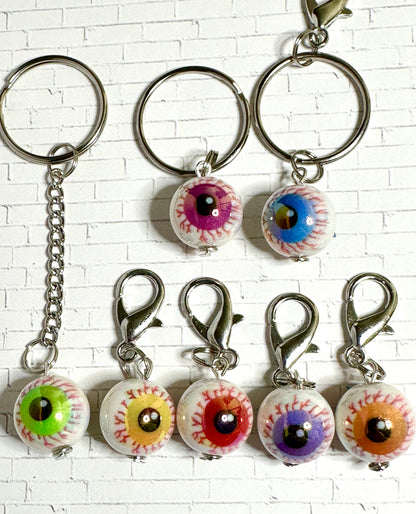 Bloody Eyeball Zipper Pull Keychain – Spooky Bag Charm for Horror Fans, Goths & Halloween