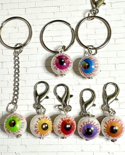 Bloody Eyeball Zipper Pull Keychain – Spooky Bag Charm for Horror Fans, Goths & Halloween