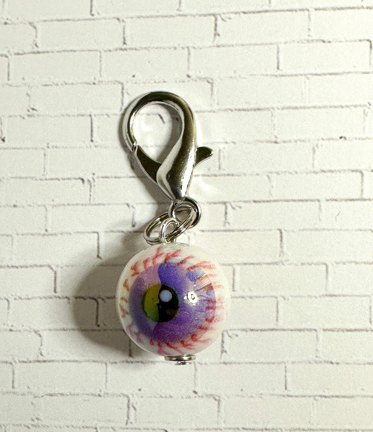 Bloody Eyeball Zipper Pull Keychain – Spooky Bag Charm for Horror Fans, Goths & Halloween