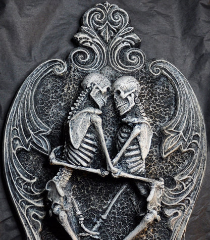 Amor Aeternus, Skeleton Lovers Wall Plaque, Resin Sculpture | Gothic Wall Art| Eternal Love Embracing Skeletons Plaque for Gothic Home Decor