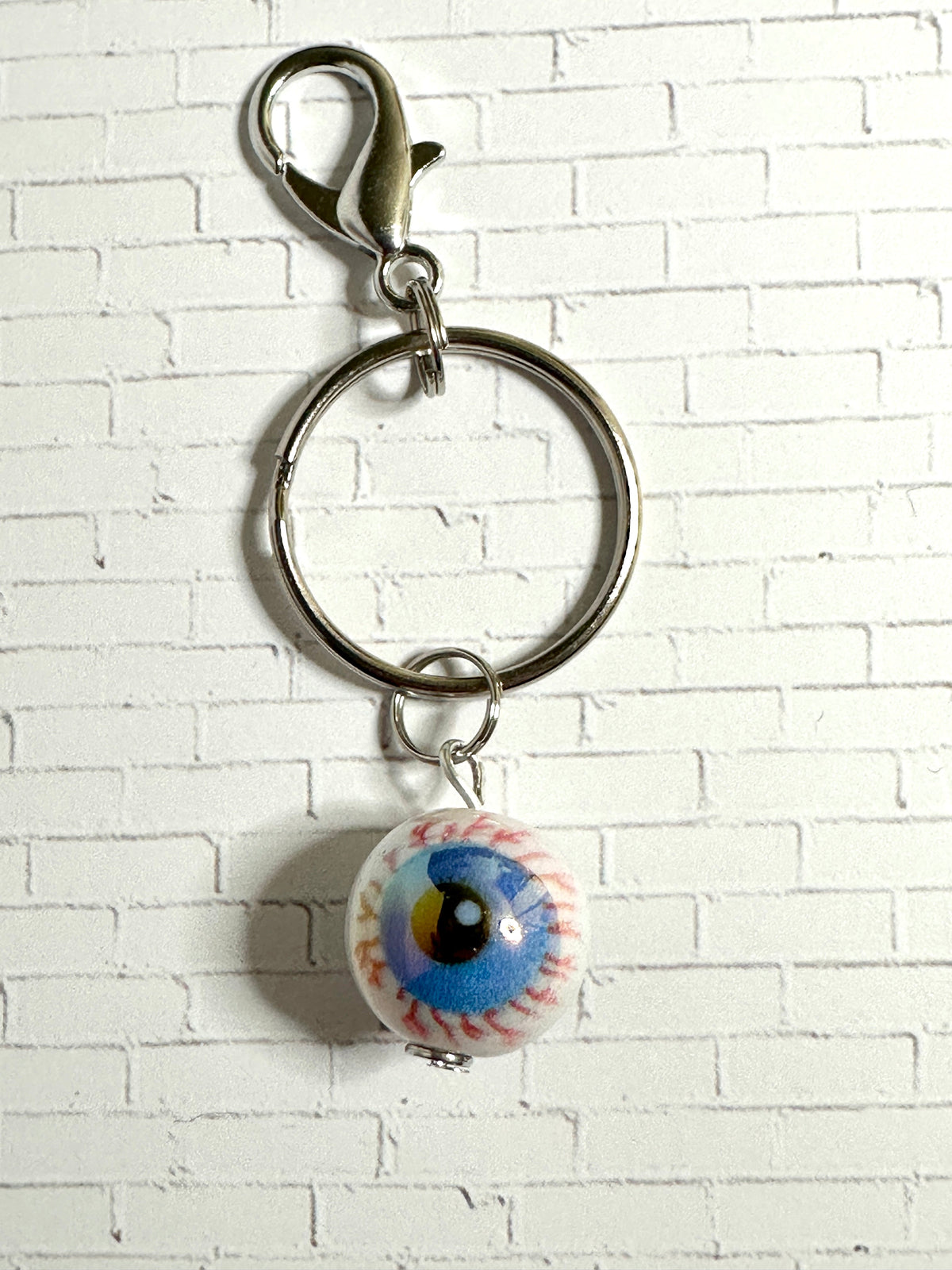 Bloody Eyeball Zipper Pull Keychain – Spooky Bag Charm for Horror Fans, Goths & Halloween