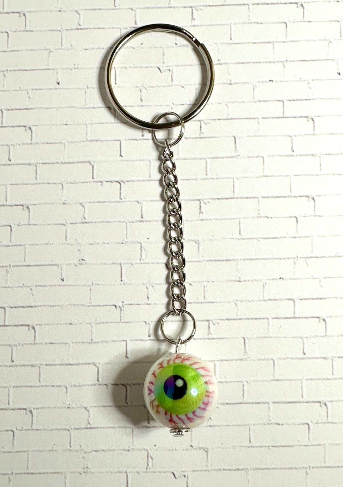 Bloody Eyeball Zipper Pull Keychain – Spooky Bag Charm for Horror Fans, Goths & Halloween