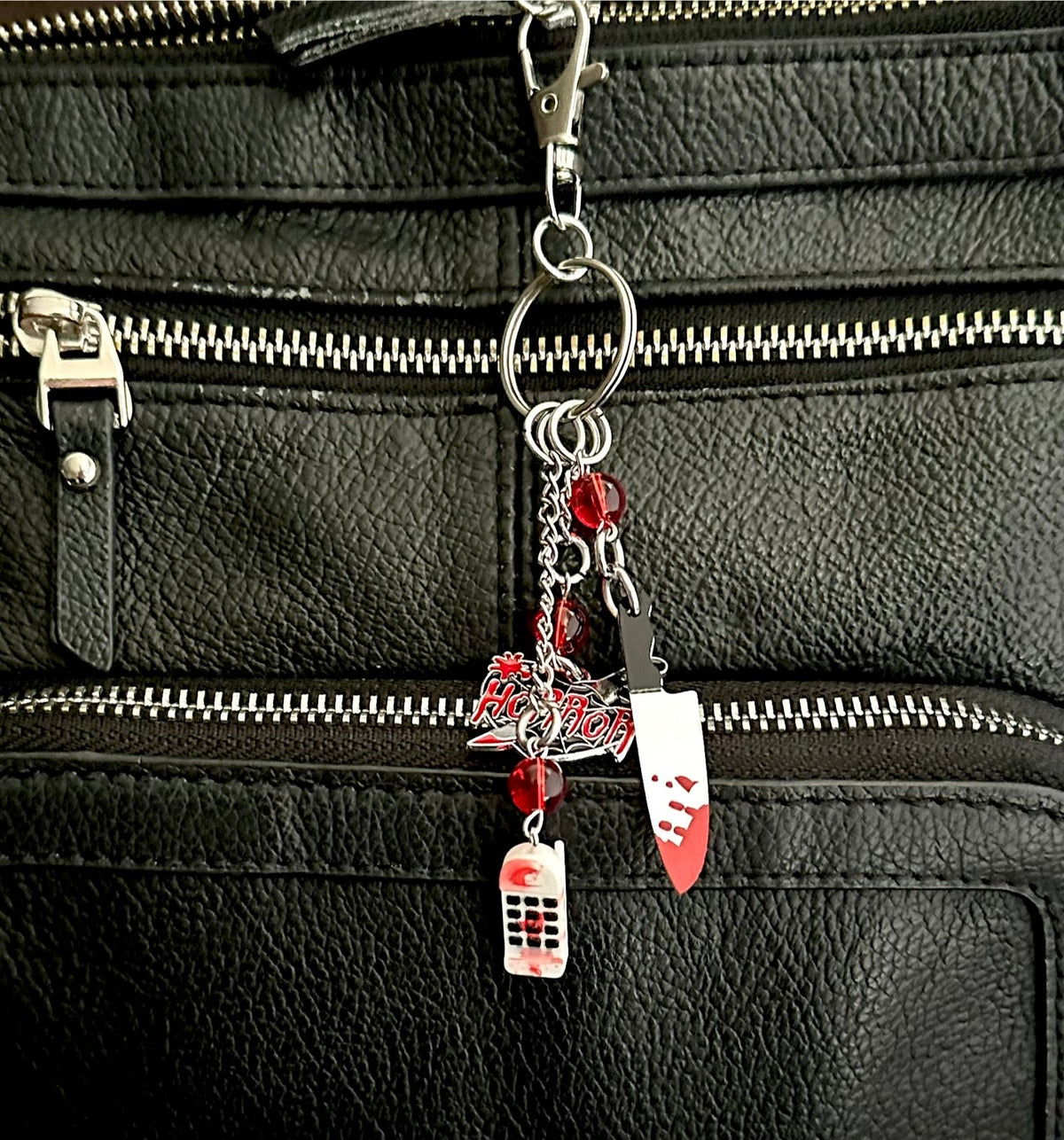 90s Slasher Keychain – Retro Horror Movie Bag Charm for Horror Fans & Final Girls