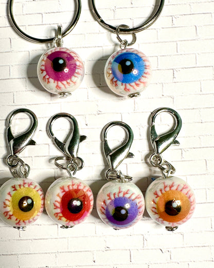 Bloody Eyeball Zipper Pull Keychain – Spooky Bag Charm for Horror Fans, Goths & Halloween