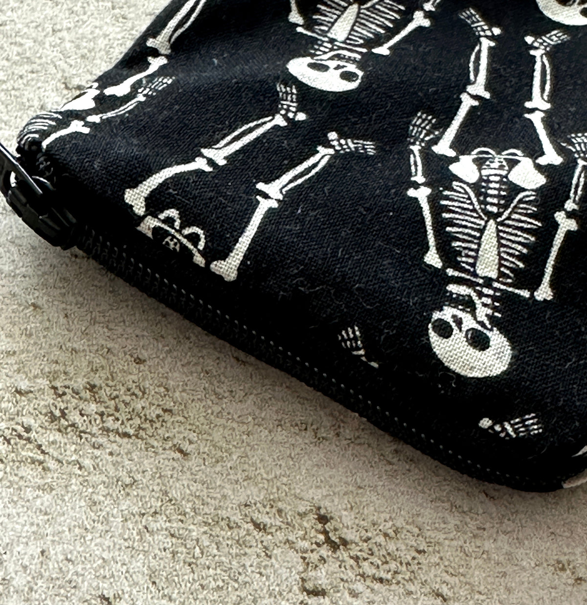 Skeleton Mojo Bag – Spooky Fabric Pouch for Crystals, Coins, Candy & Earbuds