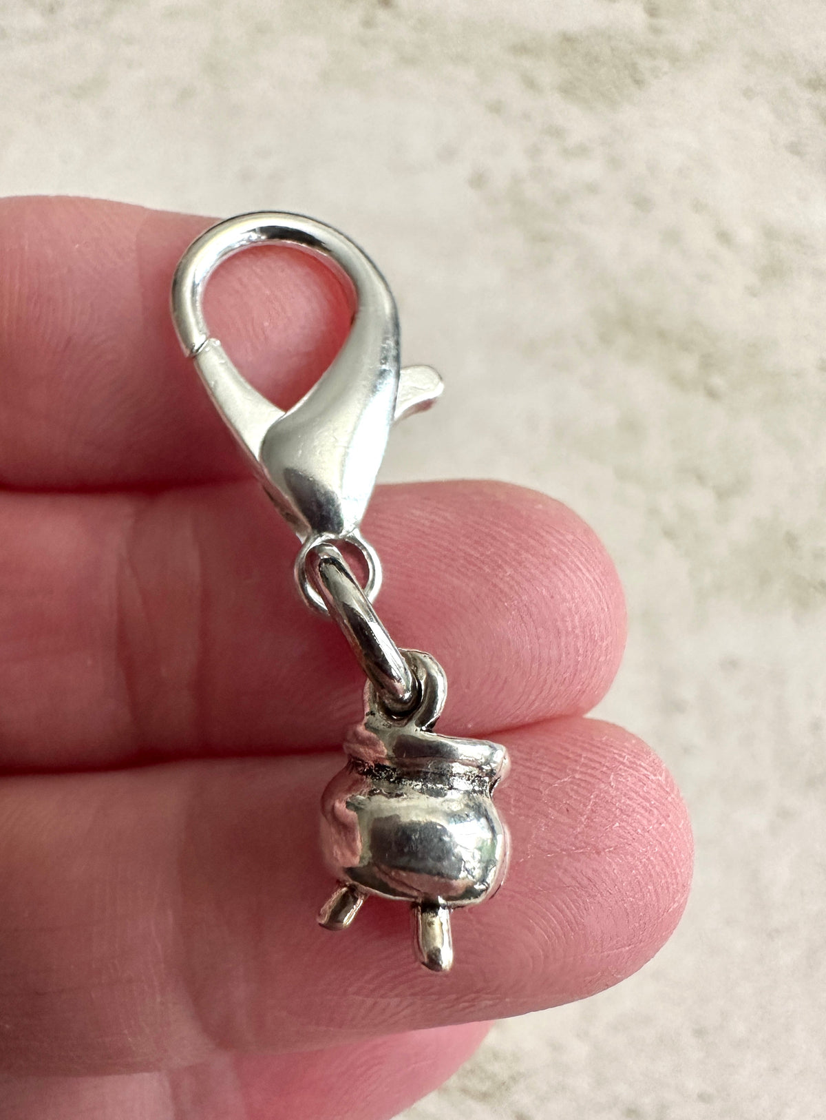 Mini Cauldron Keychain Charm – Witchy Zipper Pull Bag Charm for Witches & Halloween Lovers