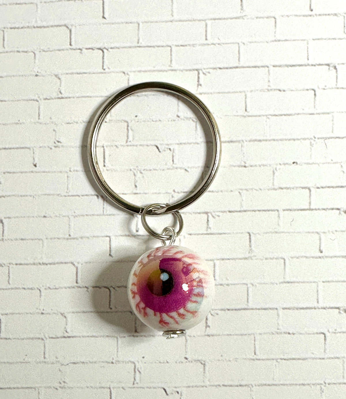Bloody Eyeball Zipper Pull Keychain – Spooky Bag Charm for Horror Fans, Goths & Halloween
