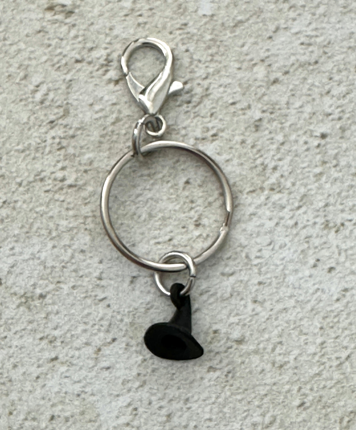 Black Witch Hat Keychain Charm – Witchy Zipper Pull Bag Charm for Witches & Halloween