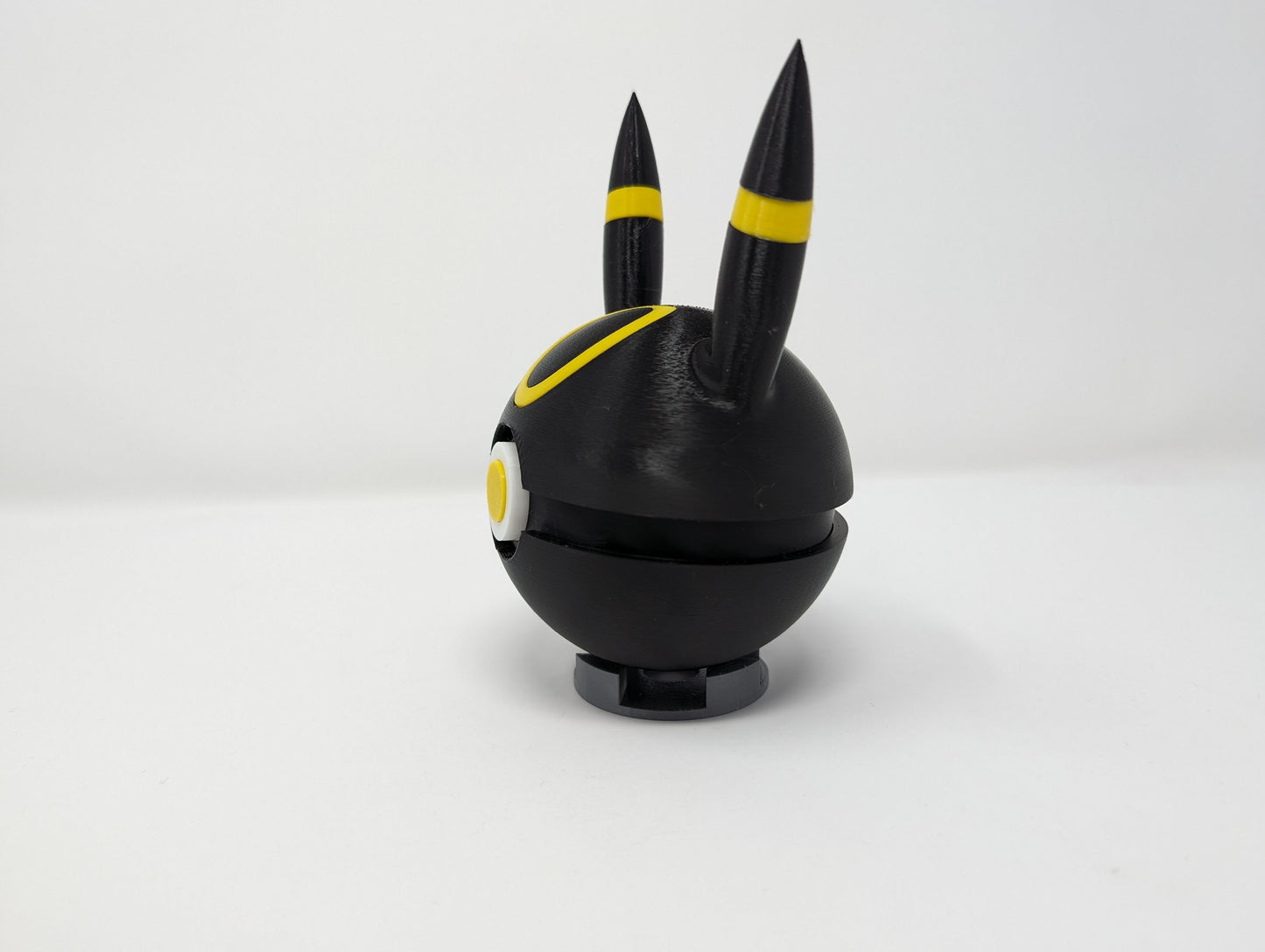 Umbreon Style Pokeball