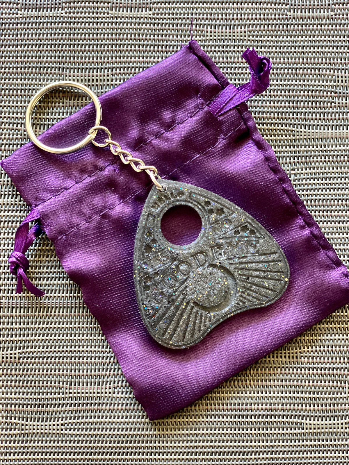 Ouija Planchette Keychain – Witchy Bag Charm Zipper Pull for Halloween & Horror Fans