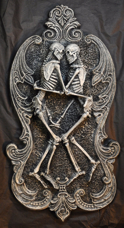 Amor Aeternus, Skeleton Lovers Wall Plaque, Resin Sculpture | Gothic Wall Art| Eternal Love Embracing Skeletons Plaque for Gothic Home Decor
