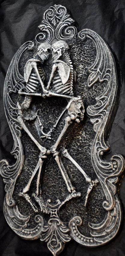 Amor Aeternus, Skeleton Lovers Wall Plaque, Resin Sculpture | Gothic Wall Art| Eternal Love Embracing Skeletons Plaque for Gothic Home Decor