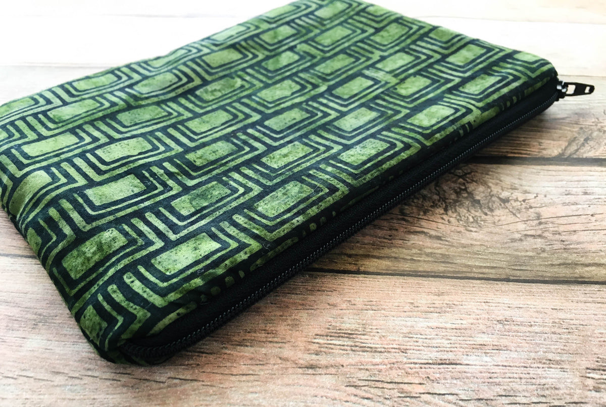 Green Batik Tarot Card Bag – Padded Zipper Pouch for Tarot & Oracle Decks