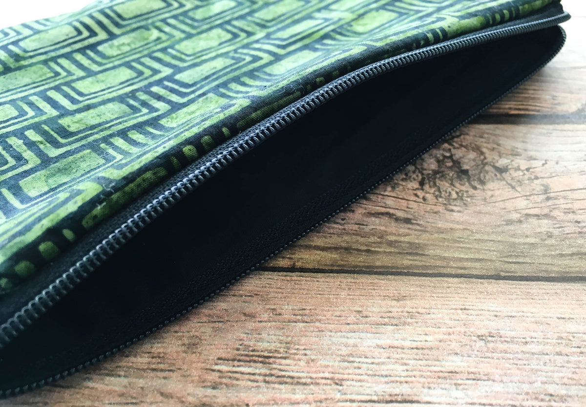 Green Batik Tarot Card Bag – Padded Zipper Pouch for Tarot & Oracle Decks