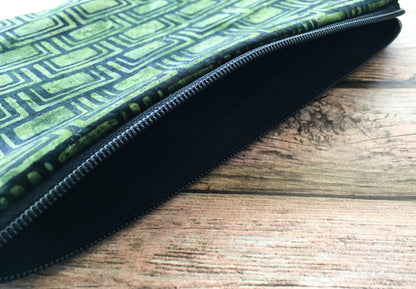 Green Batik Tarot Card Bag – Padded Zipper Pouch for Tarot & Oracle Decks