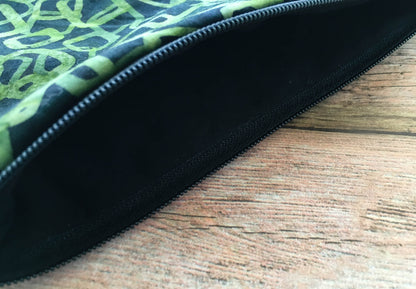 Green Geometric Tarot Card Bag – Handmade Batik Zipper Pouch for Tarot & Oracle Decks